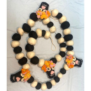 HALLOWEEN Skull Garland POM POM Boiled Wool Decoration Black and White 65"